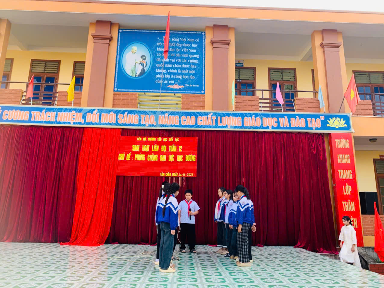 Liên đội trường tiểu học Diễn Lộc sinh hoạt dưới cờ với chủ đề : "Phòng chống bạo lực học đường"